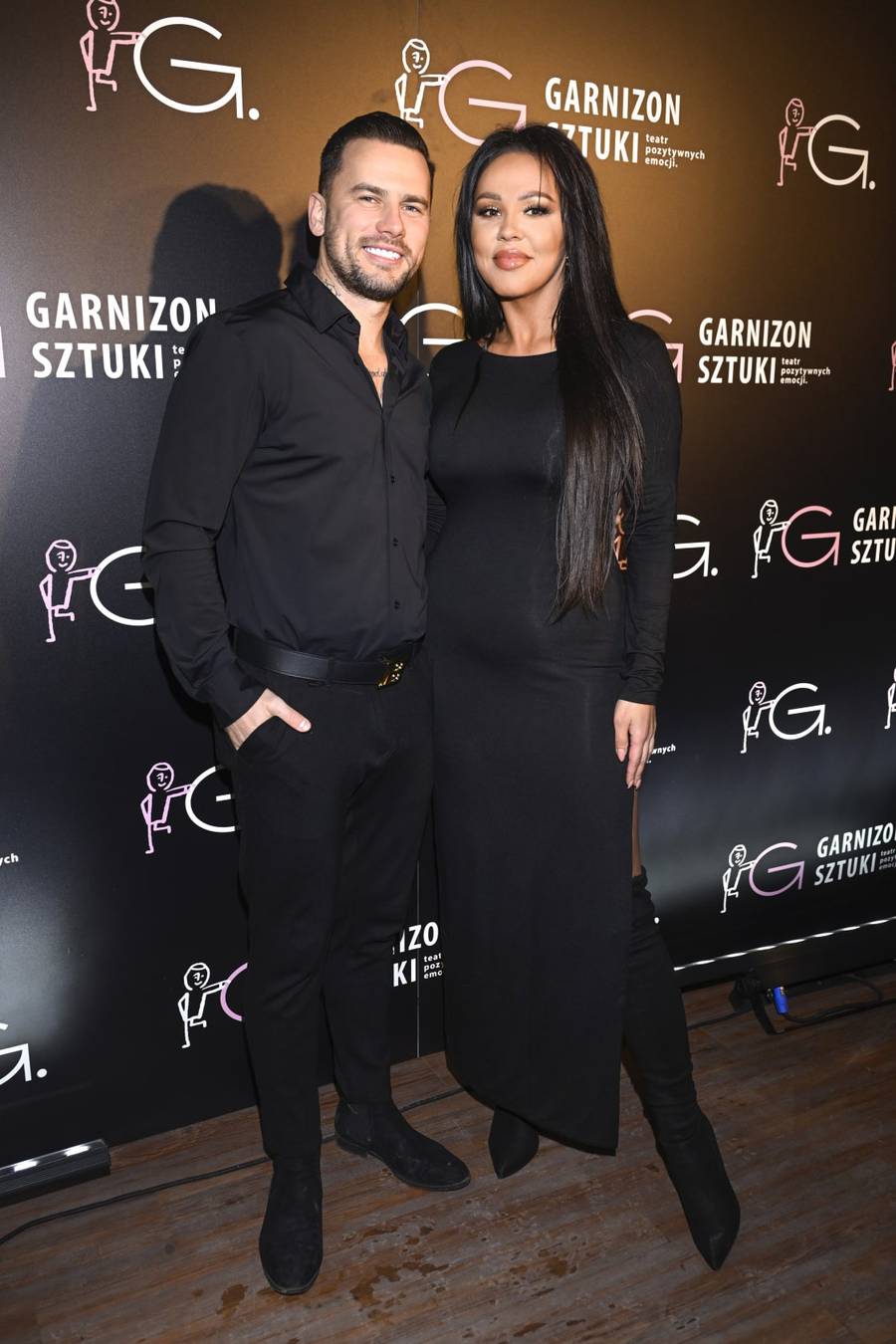 Premiera sztuki “Klub Niepokornych”. Sylwia Bomba i Collins błyszczą na ściance, Beata Tadla z mężem….