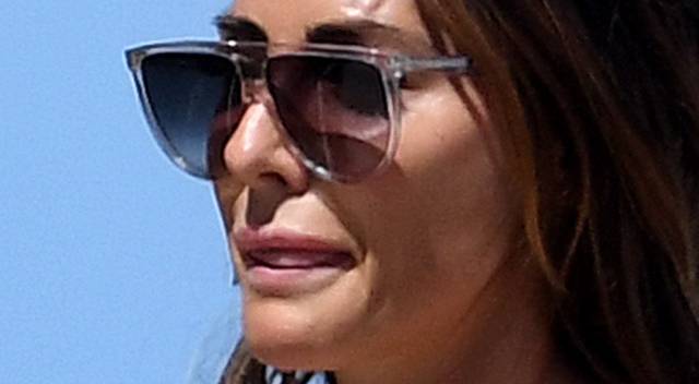 Ta gwiazdka tak plażowała, że prawie biust pokazała