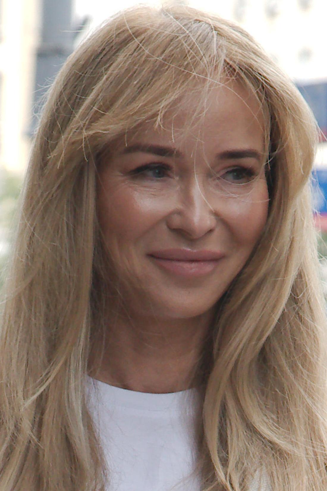 Uśmiechnięta Joanna Przetakiewicz pod studiem "Dzień Dobry TVN".