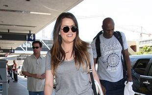 Khloe trzyma za rączkę małą Nori West (FOTO)