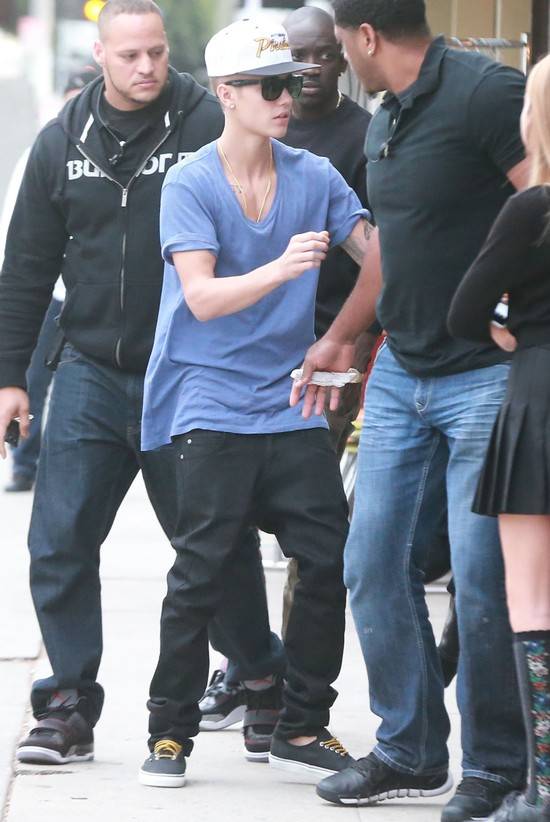 Justin Bieber nosi za luźne spodnie