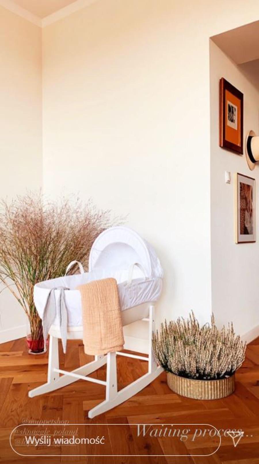 Lara Gessler urządziła przytulny kąt dla dziecka. Lara Gessler pokazała pokój dziecka.