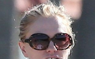 Anna Paquin na spacerze z bliźniakami (FOTO)