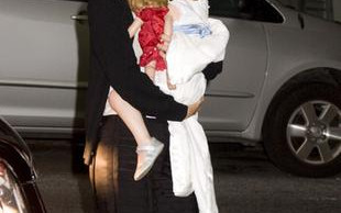 Katie Holmes w skórzanych spodniach