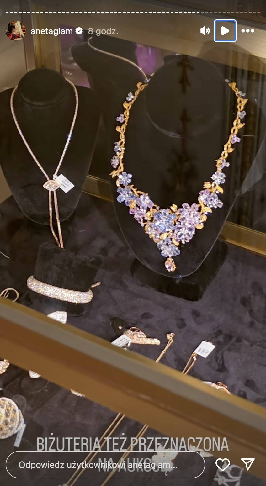 Aneta Glam relacjonuje pełną PRZEPYCHU imprezę u Donalda Trumpa! Pływaczki synchroniczne, orkiestra, złote żyrandole… (FOTO)