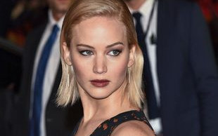 Pół piersi i mokry całus – Jennifer Lawrence jest w formie