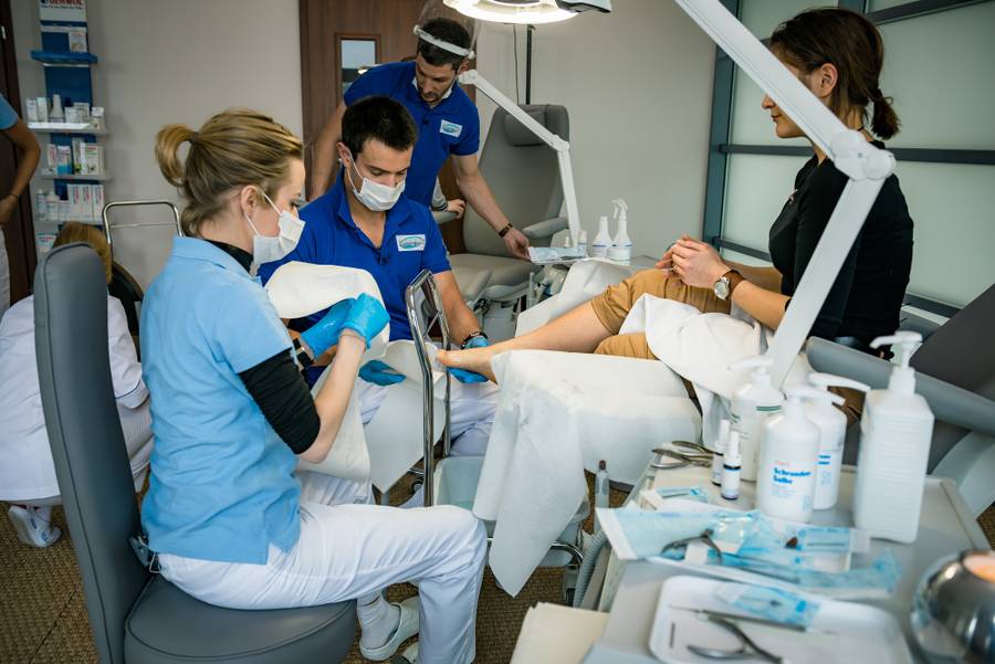 Gwiazdy robią pedicure, masują i malują, czyli Celebrity Salon