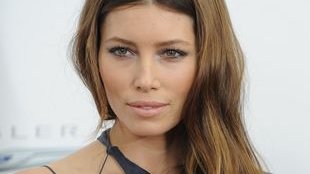 Grzywka Jessiki Biel pojawia się i znika (FOTO)