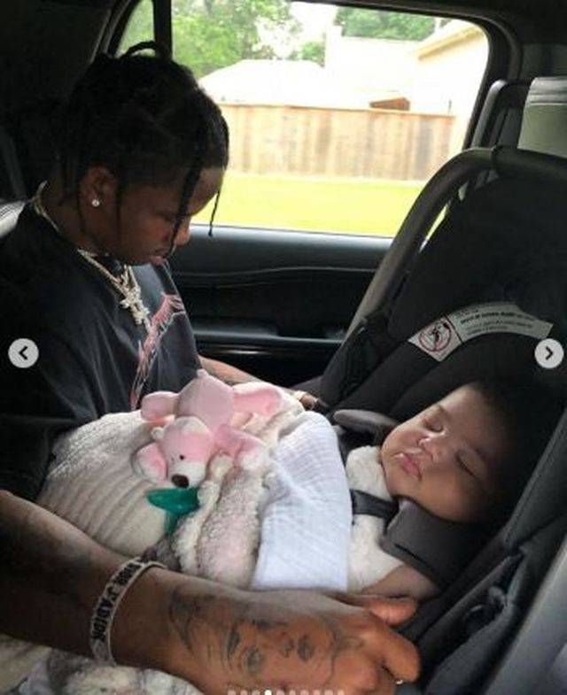 1. urodziny córeczki Kylie Jenner i Travisa Scotta – rodzice pokazali urocze zdjęcia Stormi