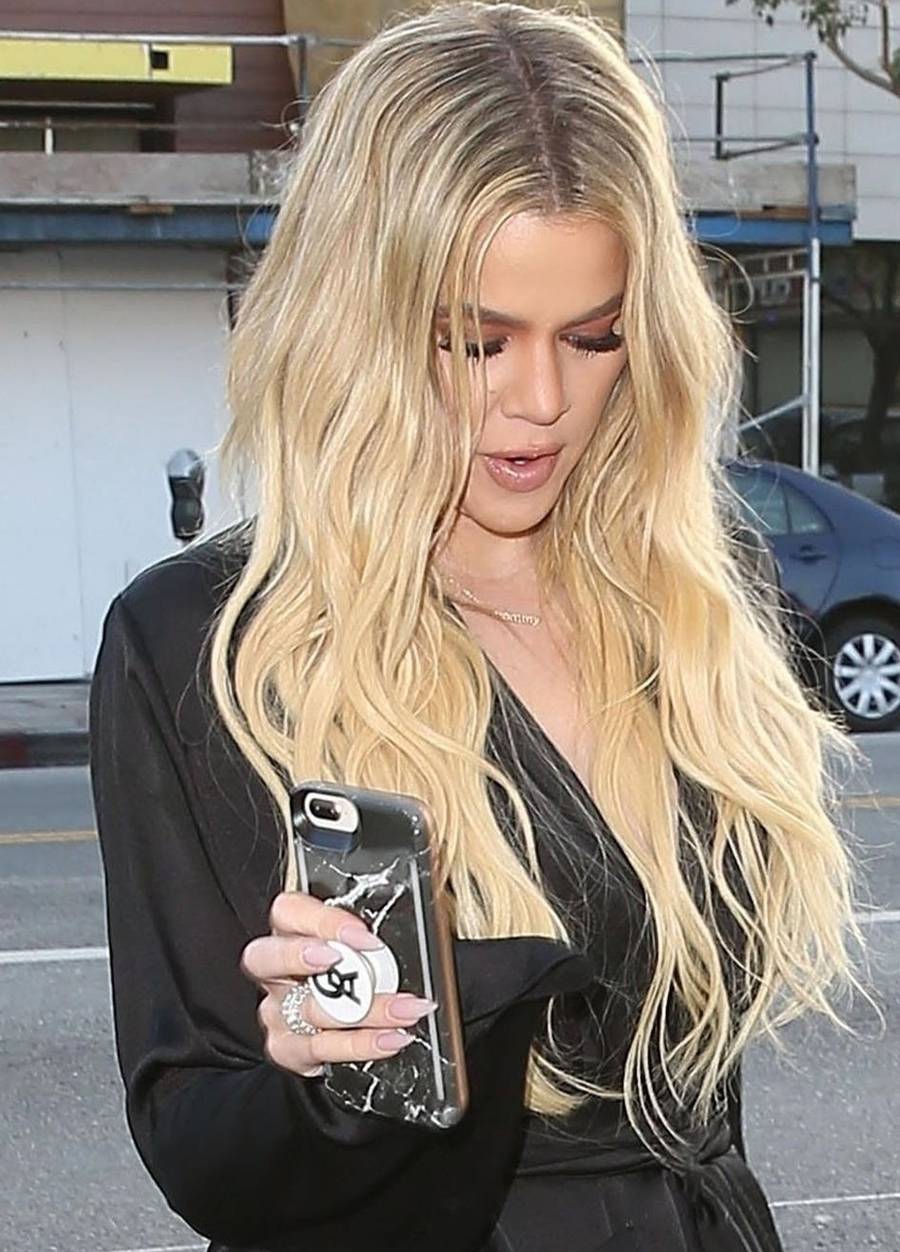 Khloe Kardashian w Loubouitinach i obcisłych dżinsach