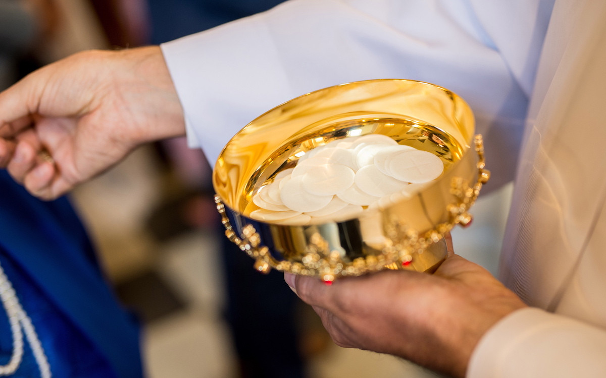 Szafarz z koronawirusem rozdawał komunię świętą!