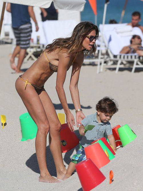Claudia Galanti na plaży w Miami