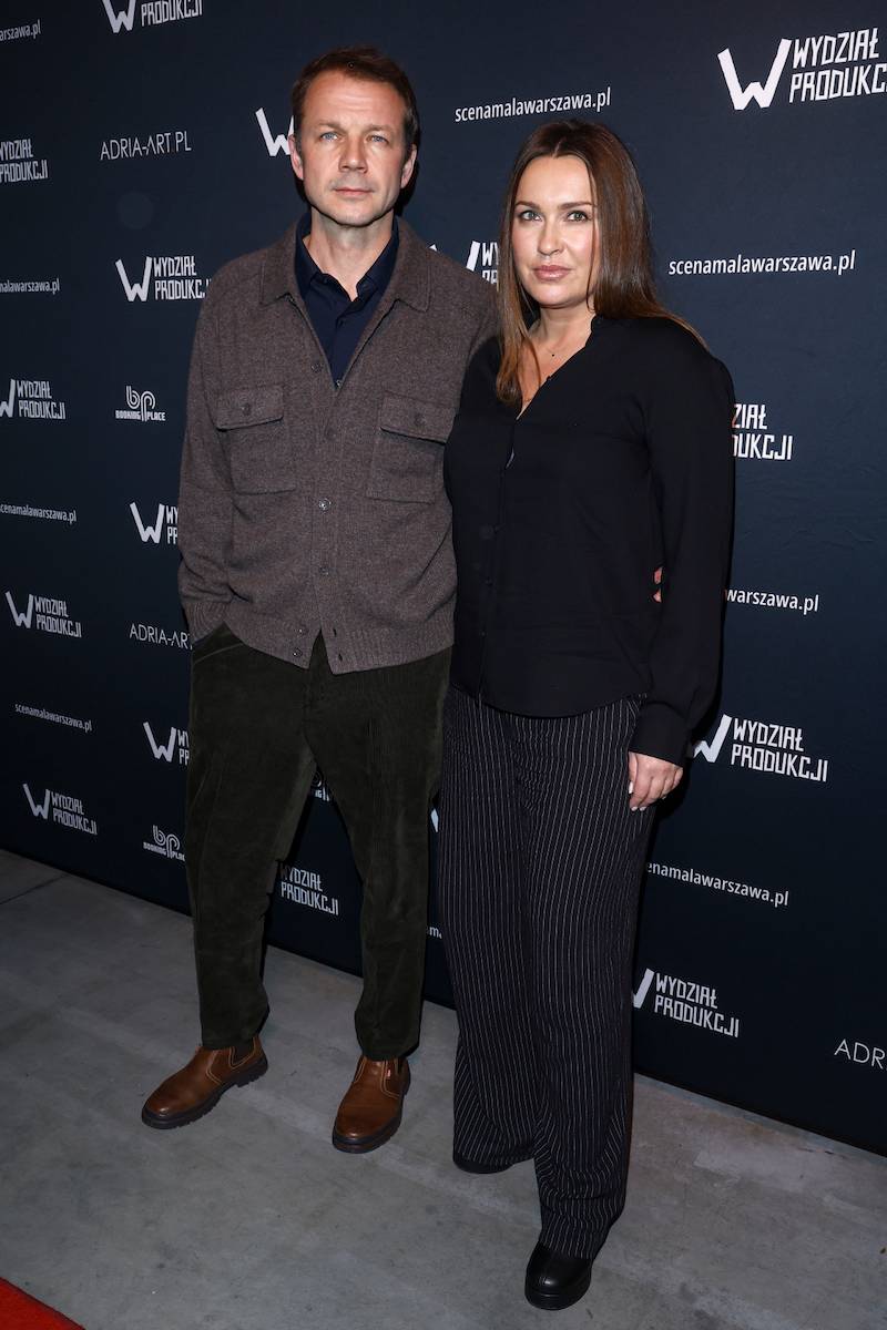 Lesław Żurek dementuje plotki o romansie. Właśnie pojawił się z żoną na premierze sztuki “Bez hamulców”