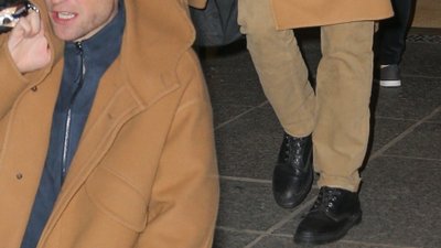 Robert Pattinson nadal wygląda jak przystojny Edward ze ZMIERZCHU. Opuszcza hotel w modnym płaszczu