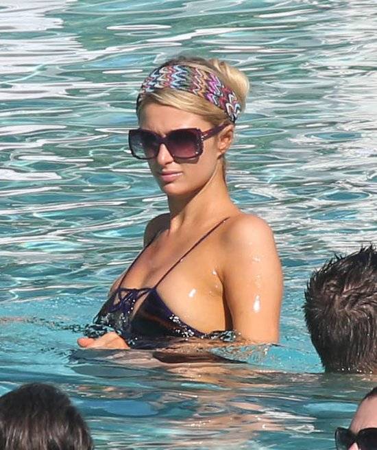 Paris Hilton z chłopakiem na basenie
