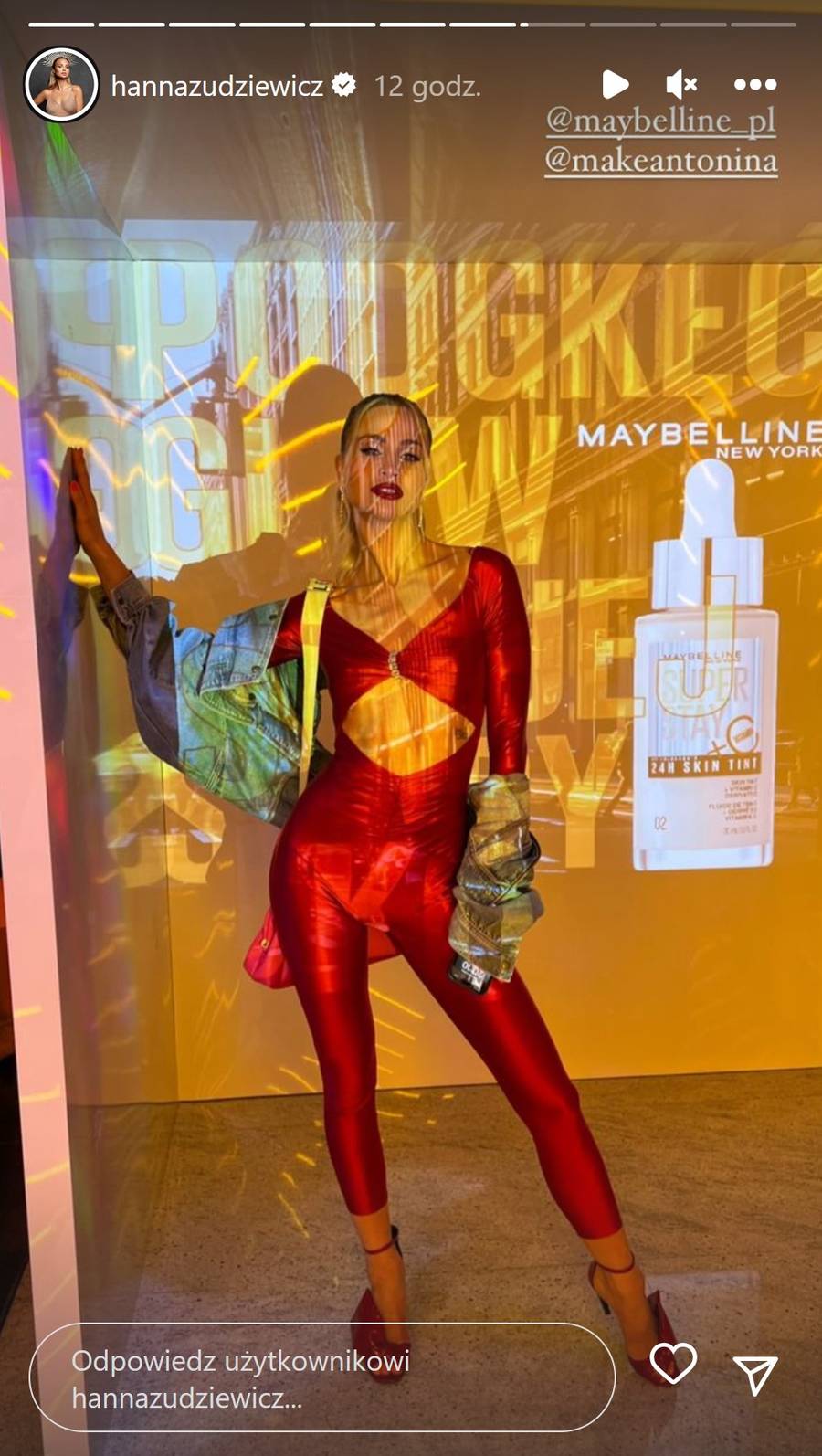 Zjazd celebrytek i tiktokerek na evencie Maybelline: opalona Klaudia Halejcio eksponuje pierścionek, Ida Nowakowska i Emilia Dankwa świecą brzuchami