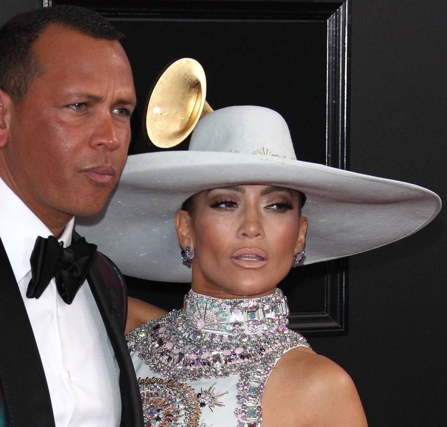 Ogromny kapelusz Jennifer Lopez na gali Grammy 2019