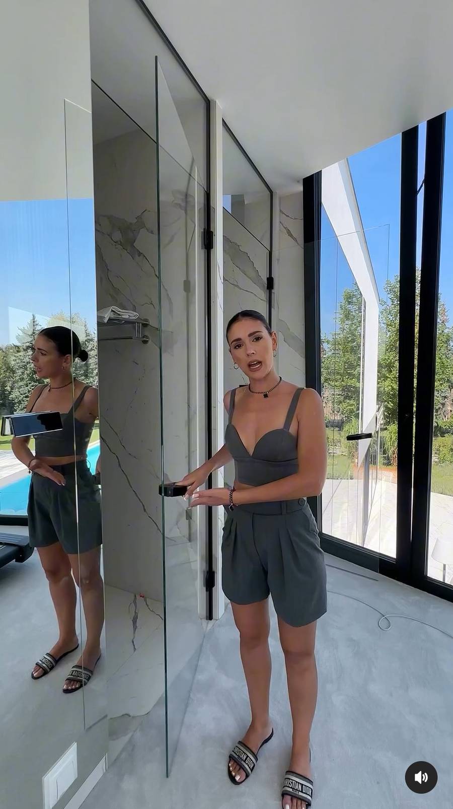 Halejcio oprowadza po CAŁYM domu za 9 mln: “Tu siusiu, tu basen, tu sauna, tu warzywka, tu Lambo” (ZDJĘCIA)