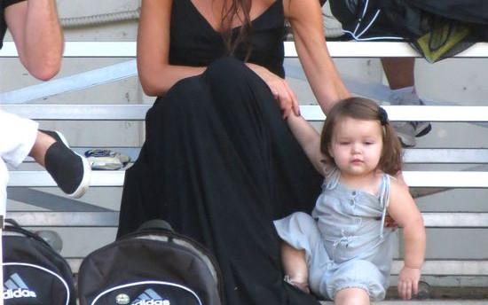 Victoria Beckham z córeczką Harper obserwuje mecz swoich synów