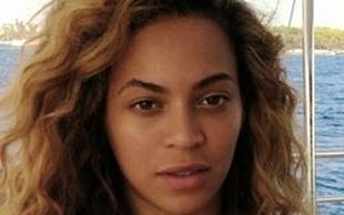 Beyonce ścisnęła sobie biust, by zdjęcie wyszło lepiej? FOTO