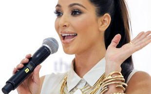 Kim Kardashian dumnie wypina pierś (FOTO)