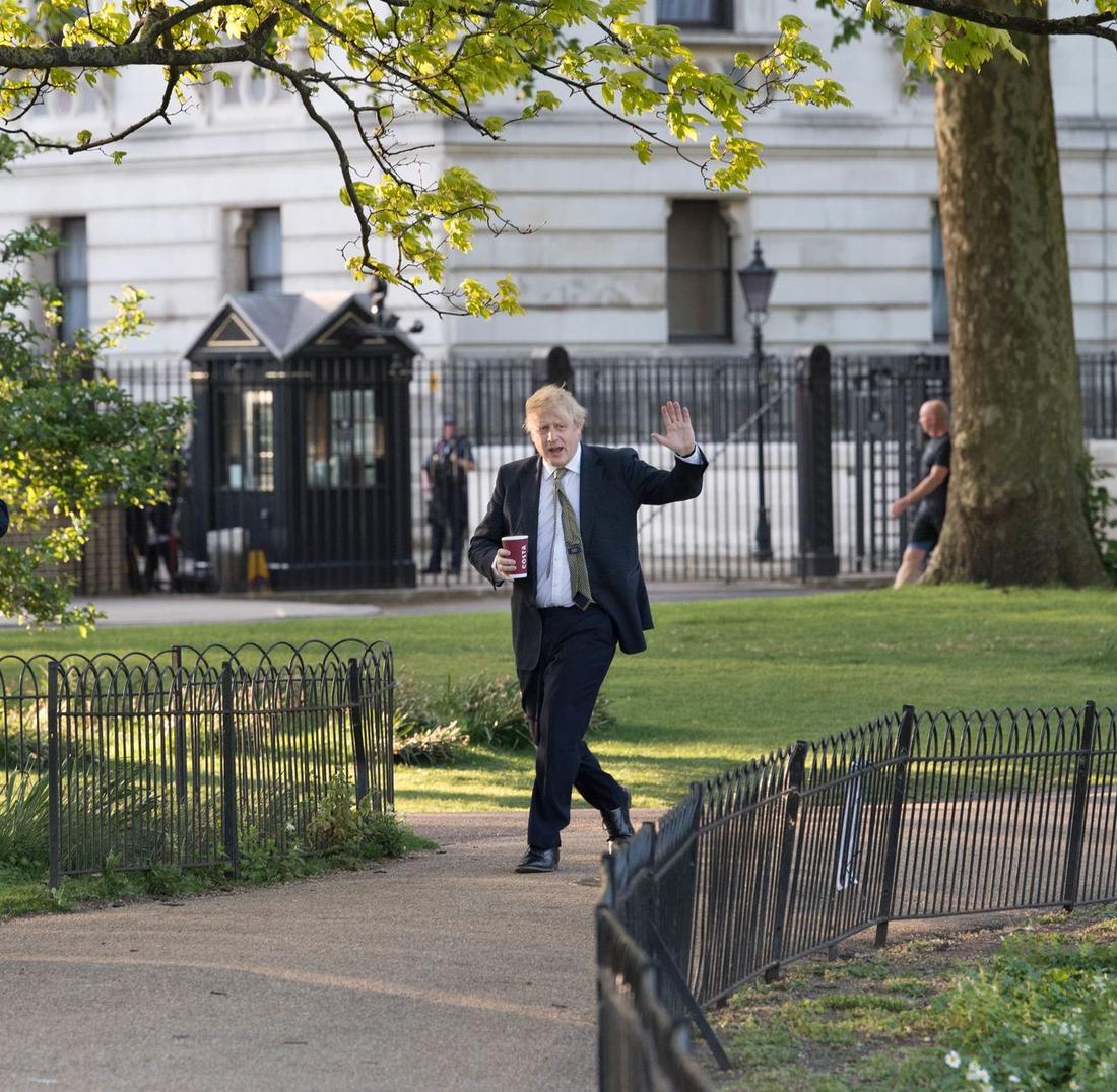 Boris Johnson spaceruje z kawą i bez maseczki