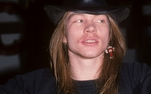 Axl Rose – ani śladu po dawnym idolu [VIDEO]