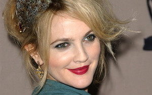 Asymetryczna Drew Barrymore (FOTO)