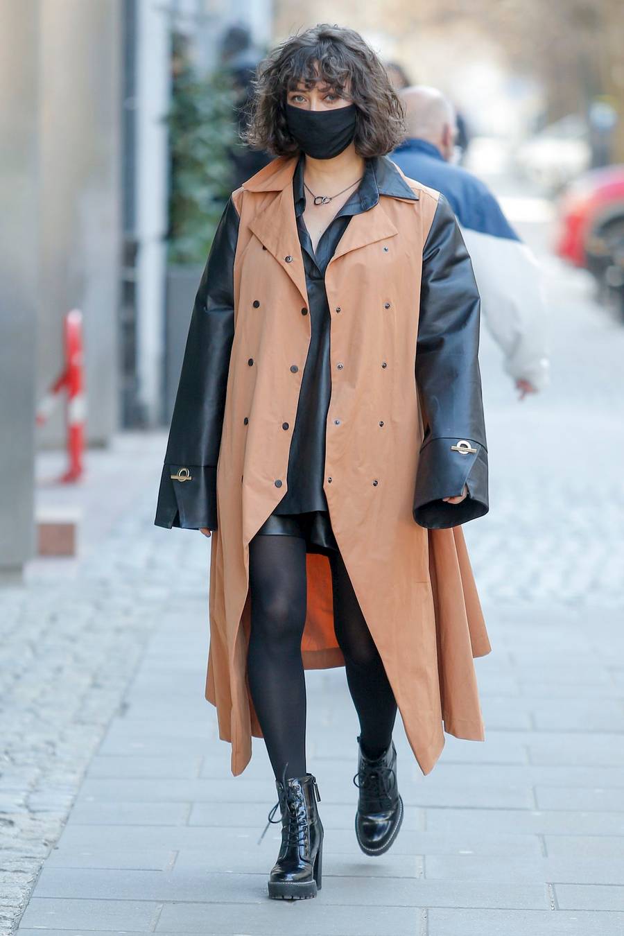 Gwiazdy DD TVN: Agnieszka Woźniak-Starak w dużej marynarce, aktorka cała na różowo (ZDJĘCIA)