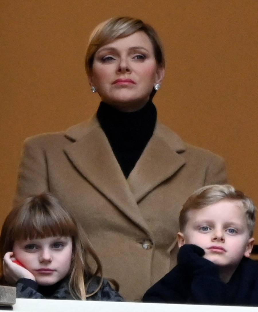 Księżniczka Charlene z ponurą miną towarzyszy rodzinie na paradzie cyrkowej (ZDJĘCIA)