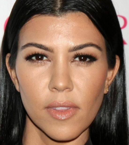 12 zdjęć, które ukazują, jak NAPRAWDĘ Kourtney Kardashian wygląda z bliska