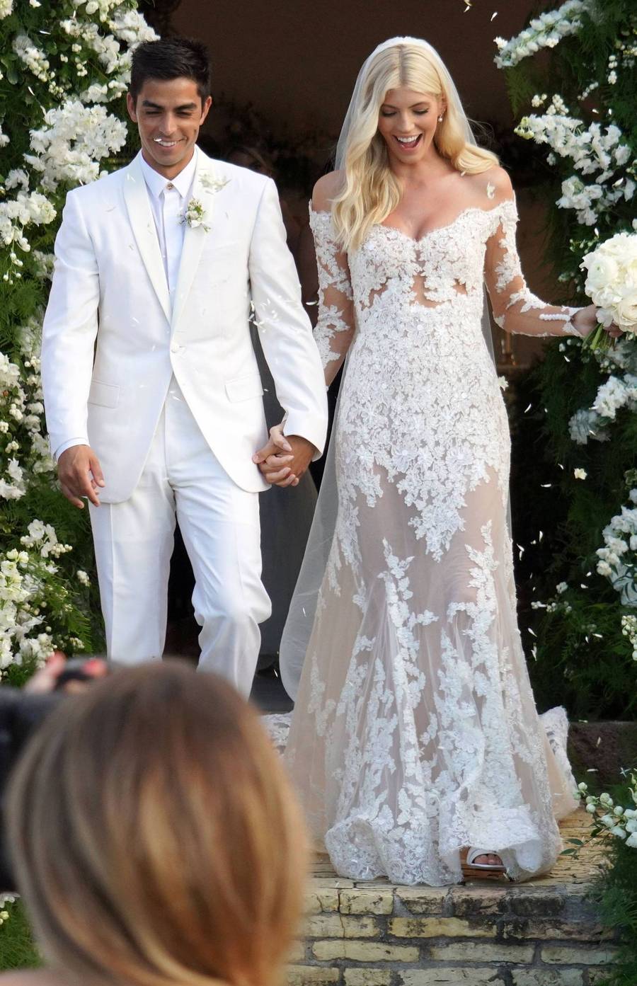 Aniołek Victoria’s Secret, Devon Windsor, wyszła za mąż – wyglądała BOSKO w sukni z koronki