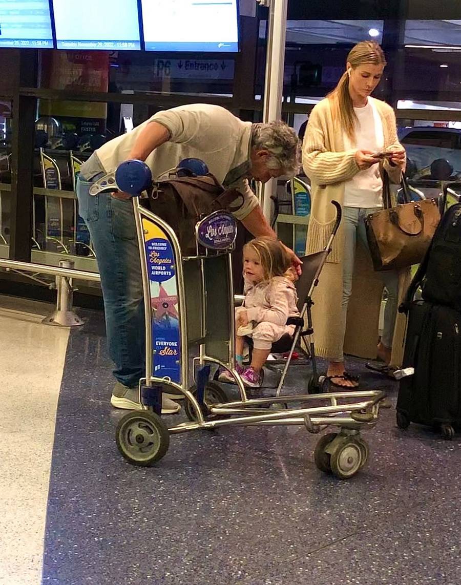 Joanna Krupa na lotnisku LAX z mężem i córką czekają na walizki (ZDJĘCIA)
