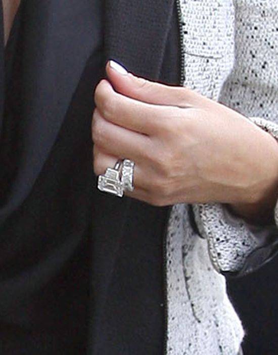 Historia pierścionków zaręczynowych Kim Kardashian