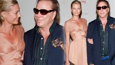 Mickey Rourke musi mieć to coś (FOTO)