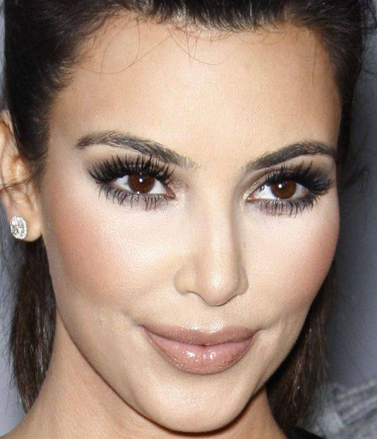 Wędrówka ust po twarzy Kim Kardashian