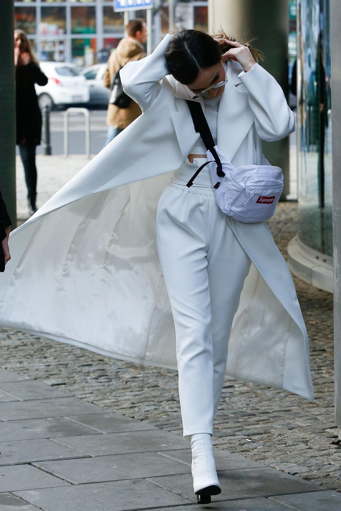 Marina Łuczenko-Szczęsna cała na biało zmierza do studia. 