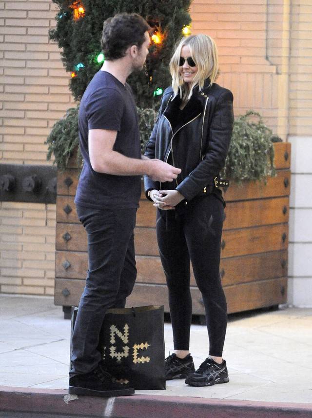 Sam Worthington na zakupach z dziewczyną, Larą Bingle