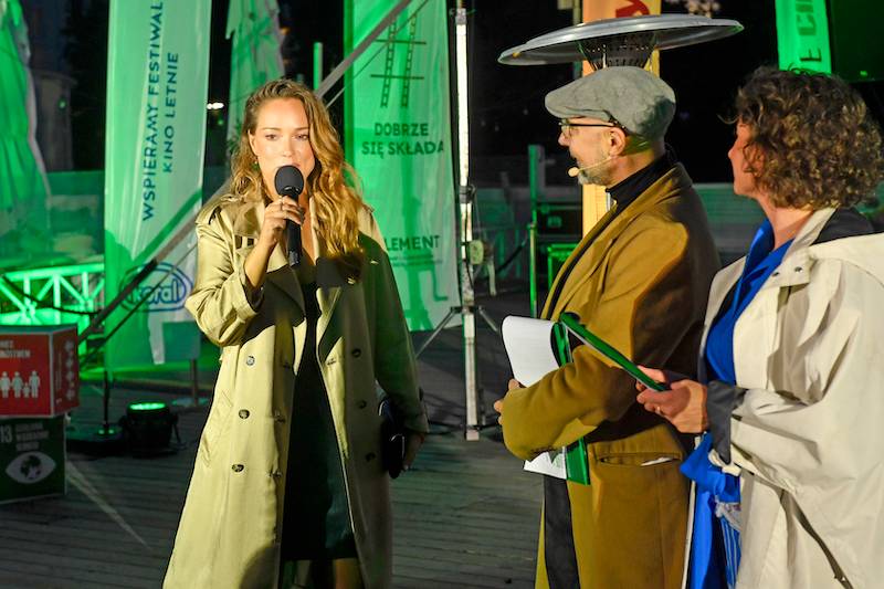 Alicja Bachleda-Curuś zawitała do Polski. Znów zakrywa swoją talię w luźnej sukience i płaszczu