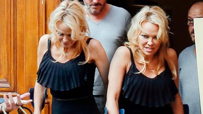 Obolała Pamela Anderson wychodzi od lekarza o kulach (ZDJĘCIA)