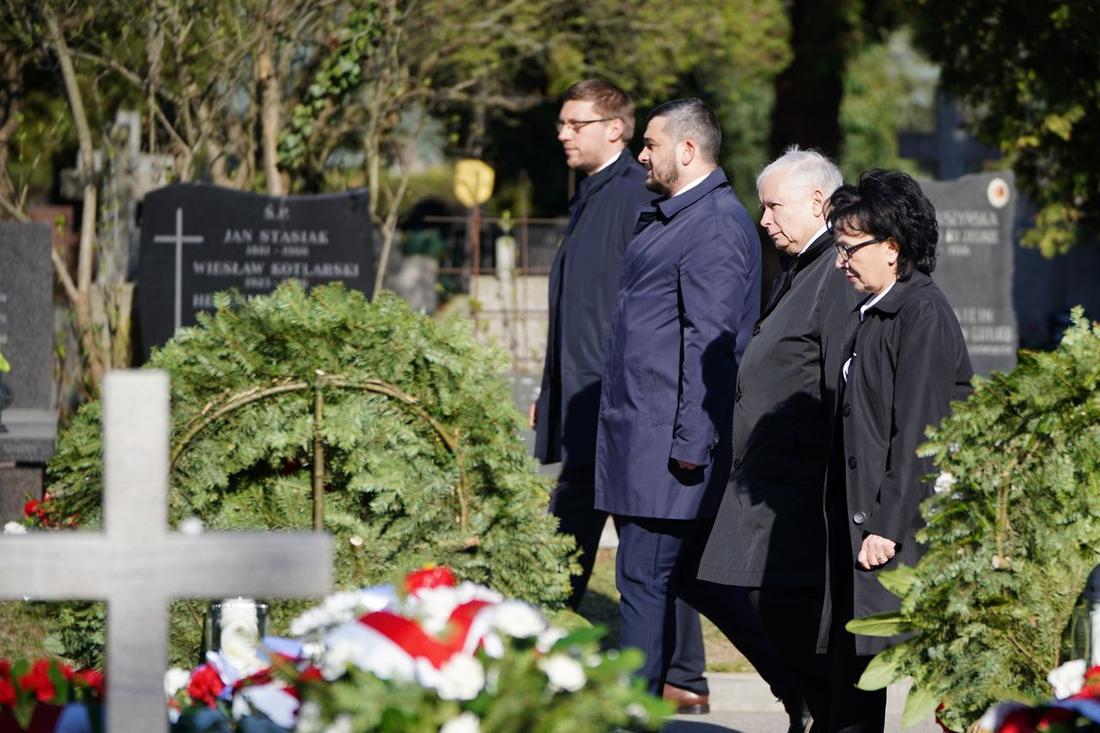 Warszawa, 10.04.2020. Obchody 10. rocznicy katastrofy smoleńskiej na Cmentarzu Wojskowym na Powazkach; Zlozenie kwiatow przy Pomniku Ofiar Katastrofy Smoleńskiej oraz zniczy na grobach ofiar. N/z Jaroslaw Kaczynski, Elzbieta Witek