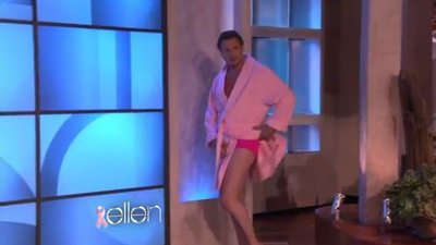 Liam Neeson rozebrał się do majtek. Różowych! (VIDEO)