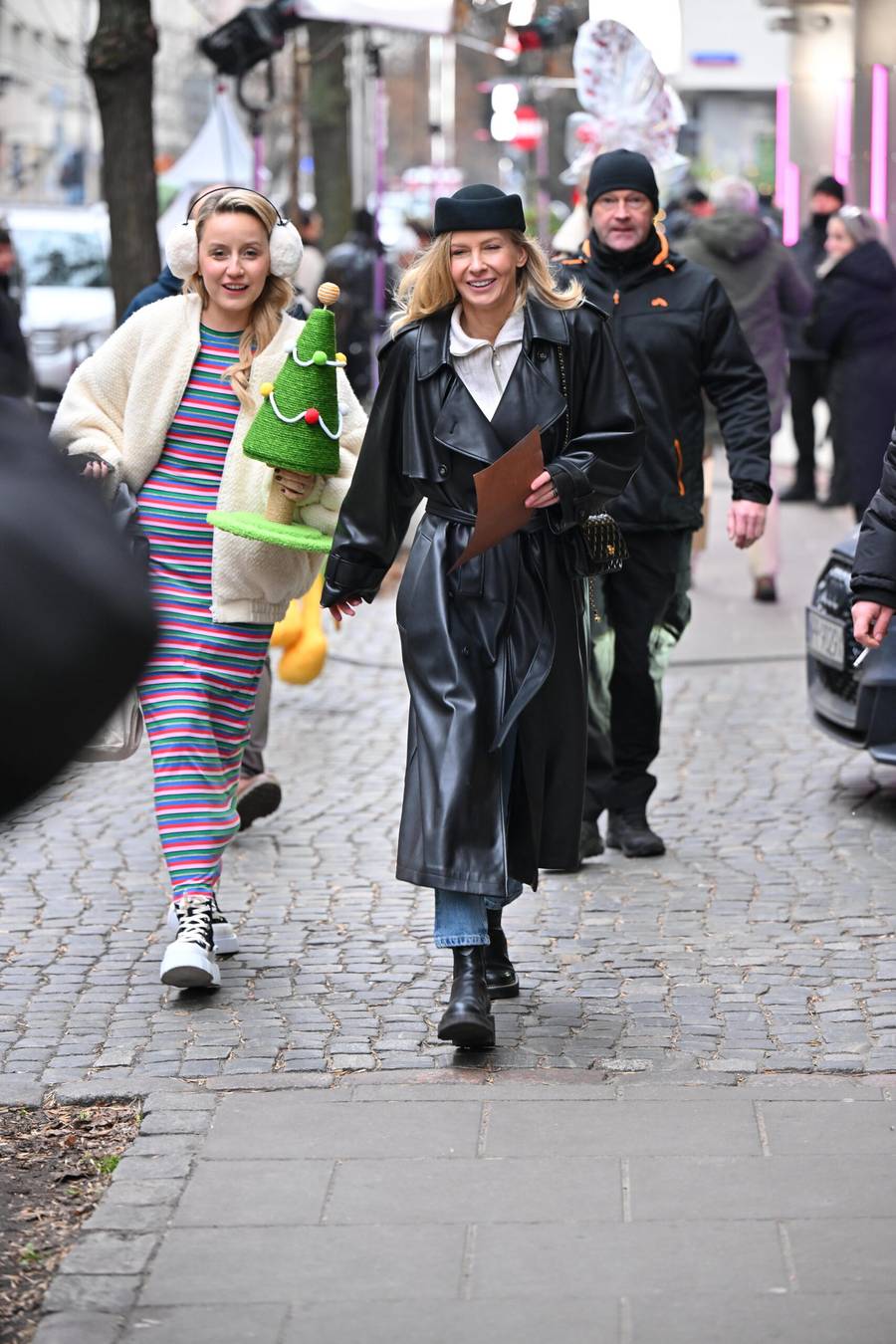 Tłumy gwiazd w DDTVN. Edyta Pazura w wypasionym porsche, Steczkowska z synem…