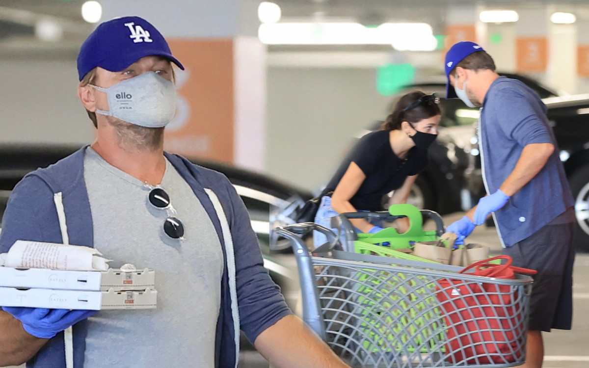 Leonardo DiCaprio przyłapany z dziewczyną na zakupach spożywczych. Żywią się głównie PIZZĄ