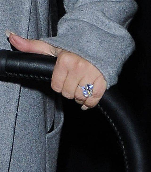 Historia pierścionków zaręczynowych Kim Kardashian