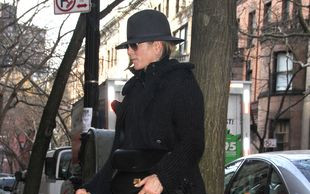 Jennifer Aniston maluje się 10-letnią szminką?