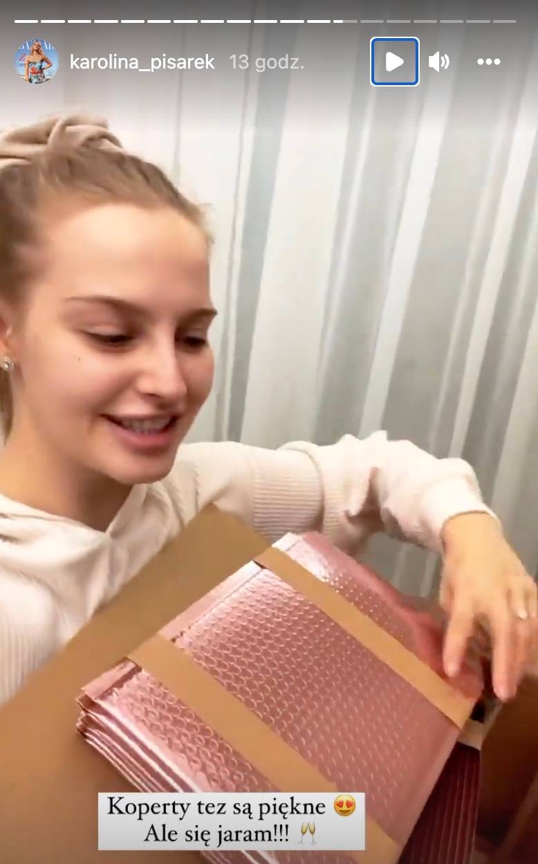 Karolina Pisarek pokazała zaproszenia na ślub: “Nasze wesele będzie fashion”