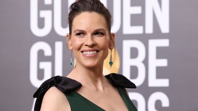 Złote Globy: 48-letnia Hilary Swank olśniewa i eksponuje ciążowy brzuszek. Lada moment urodzi!