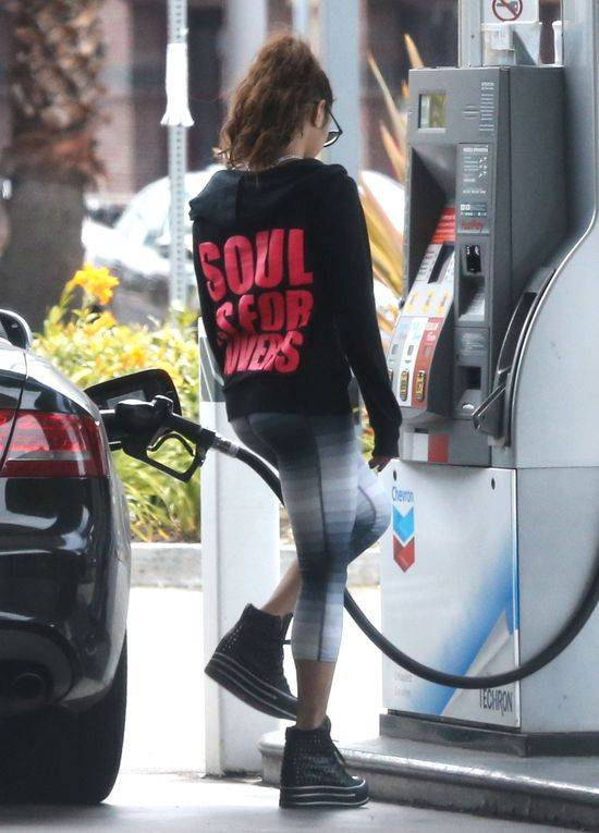 Vanessa Hudgens na stacji benzynowej