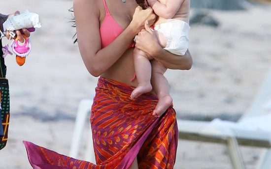 Jenna Tatum z córką Everly na plaży